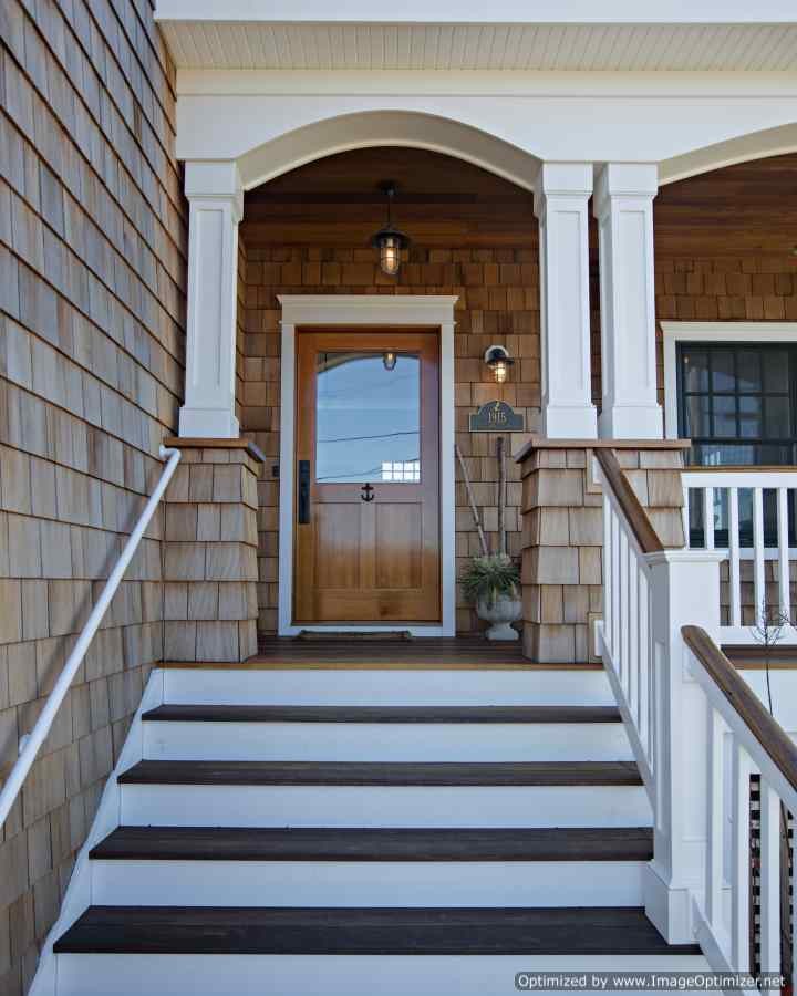 Modelo de puerta principal marinera de tamaño medio con puerta simple y puerta de madera en tonos medios