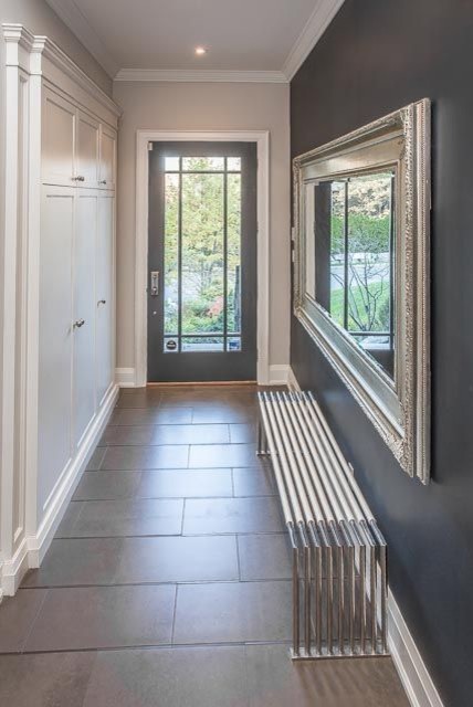 Immagine di una porta d'ingresso minimal di medie dimensioni con pareti grigie, pavimento in gres porcellanato, una porta singola e una porta grigia
