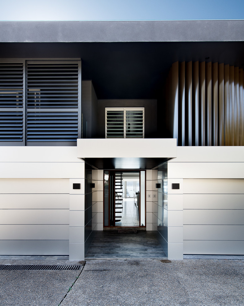 Mittelgroße Moderne Haustür mit Porzellan-Bodenfliesen, Doppeltür, grauem Boden und weißer Wandfarbe in Sydney