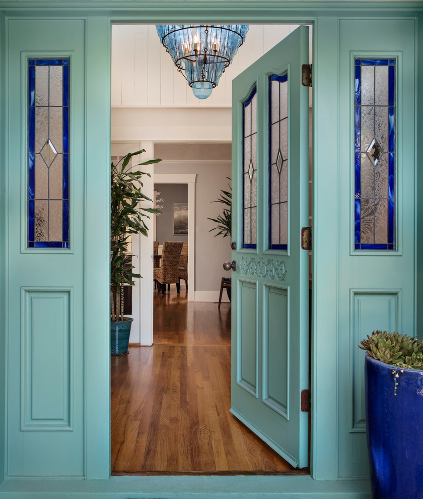 Пример оригинального дизайна: входная дверь среднего размера в морском стиле с белыми стенами, светлым паркетным полом, одностворчатой входной дверью и синей входной дверью
