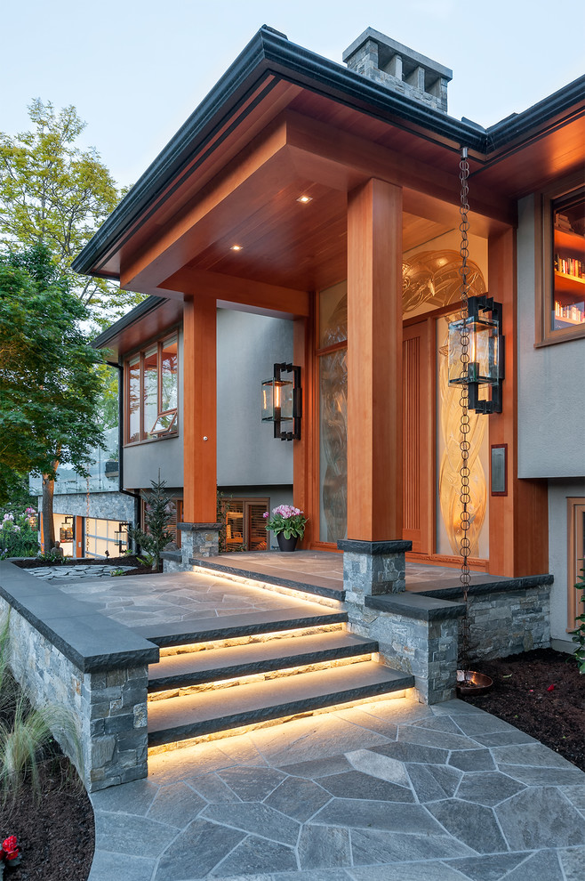 Mittelgroße Moderne Haustür mit beiger Wandfarbe, Granitboden und hellbrauner Holzhaustür in Vancouver