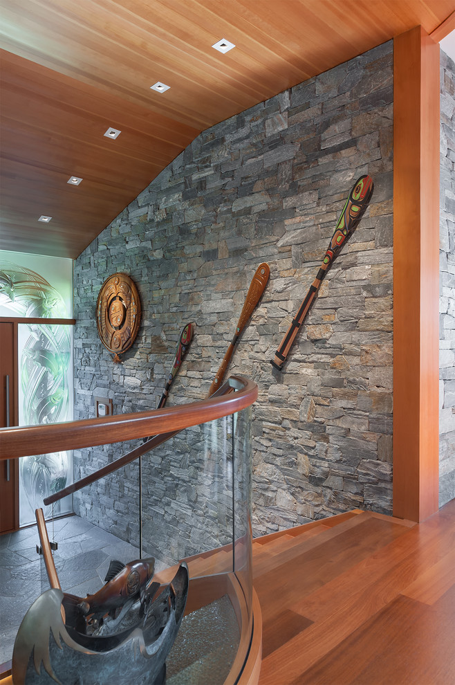 Mittelgroßes Modernes Foyer mit grauer Wandfarbe, Granitboden, Drehtür und hellbrauner Holzhaustür in Vancouver