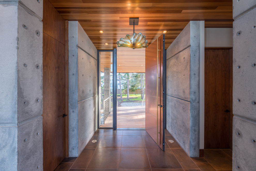 Modelo de puerta principal moderna pequeña con paredes grises, suelo de baldosas de porcelana, puerta pivotante, puerta metalizada y suelo beige