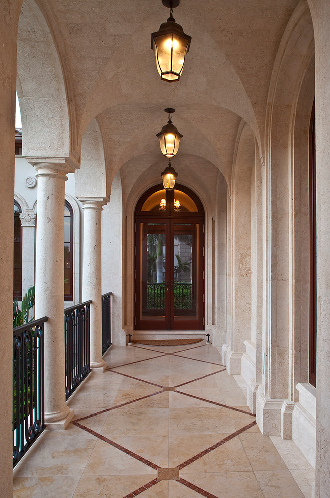 Example of a tuscan entryway design in Miami