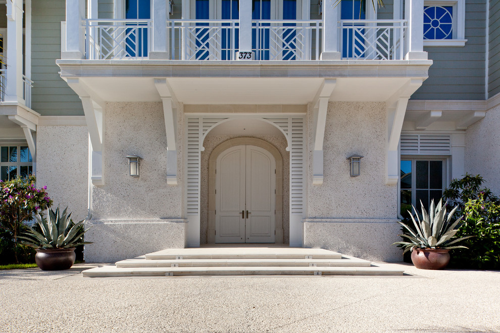 マイアミにあるトロピカルスタイルのおしゃれな玄関ドア (白いドア) の写真