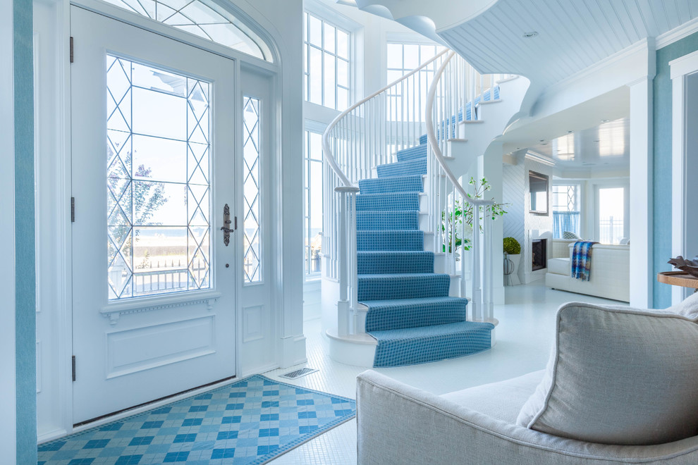 Inspiration för maritima entréer, med blå väggar, klinkergolv i keramik, en enkeldörr och glasdörr