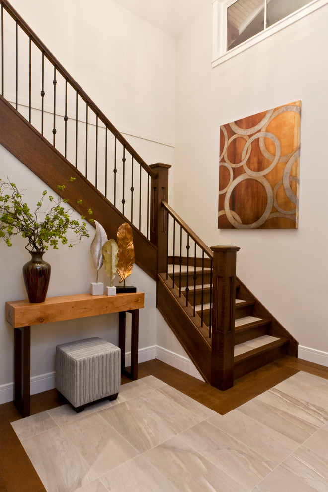 Cette image montre un hall d'entrée minimaliste de taille moyenne avec un mur gris et une porte simple.