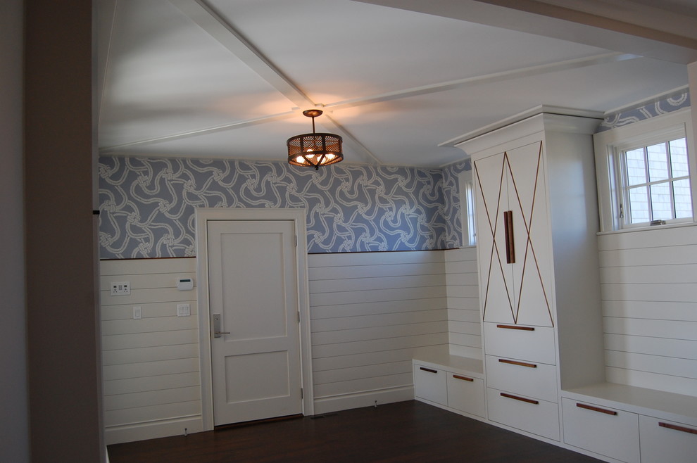 Foto de vestíbulo posterior costero grande con paredes blancas, suelo de madera oscura, puerta simple y puerta blanca