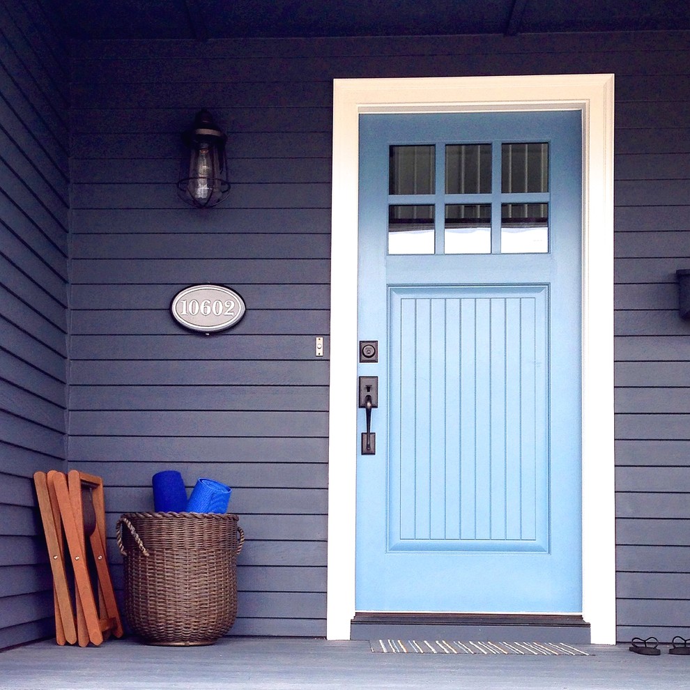 На фото: входная дверь среднего размера в морском стиле с синими стенами, бетонным полом, одностворчатой входной дверью и синей входной дверью с