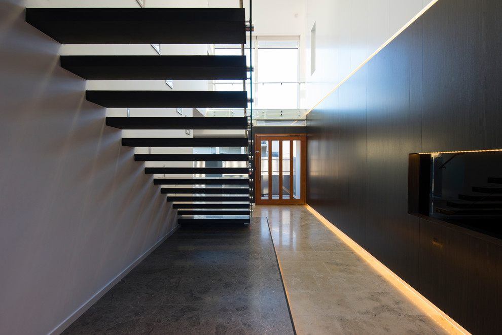 Geräumige Moderne Haustür mit Drehtür und dunkler Holzhaustür in Perth