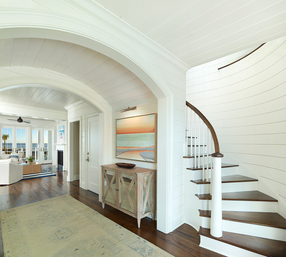 Maritimes Foyer mit weißer Wandfarbe und dunklem Holzboden in Charleston