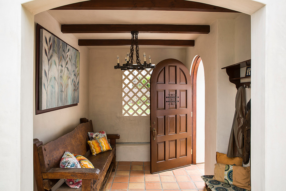 Diseño de vestíbulo posterior mediterráneo de tamaño medio con paredes beige, suelo de baldosas de terracota, puerta simple y puerta de madera oscura