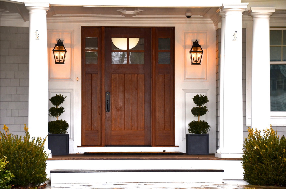 На фото: входная дверь в морском стиле с одностворчатой входной дверью и входной дверью из темного дерева