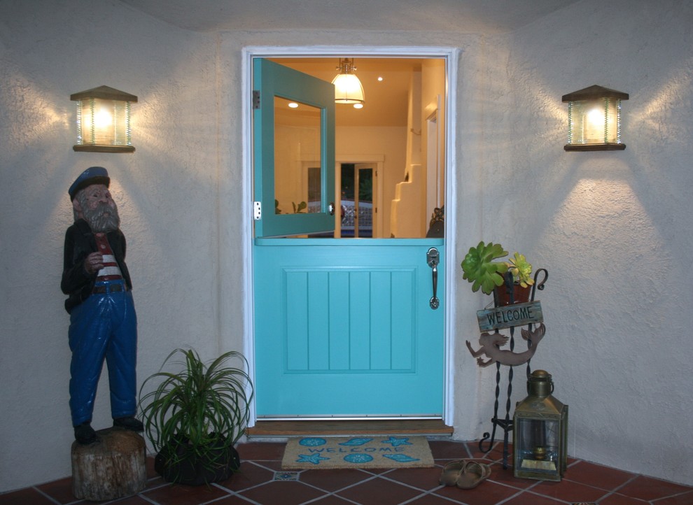 Foto de puerta principal costera pequeña con paredes blancas, suelo de madera clara, puerta simple y puerta azul