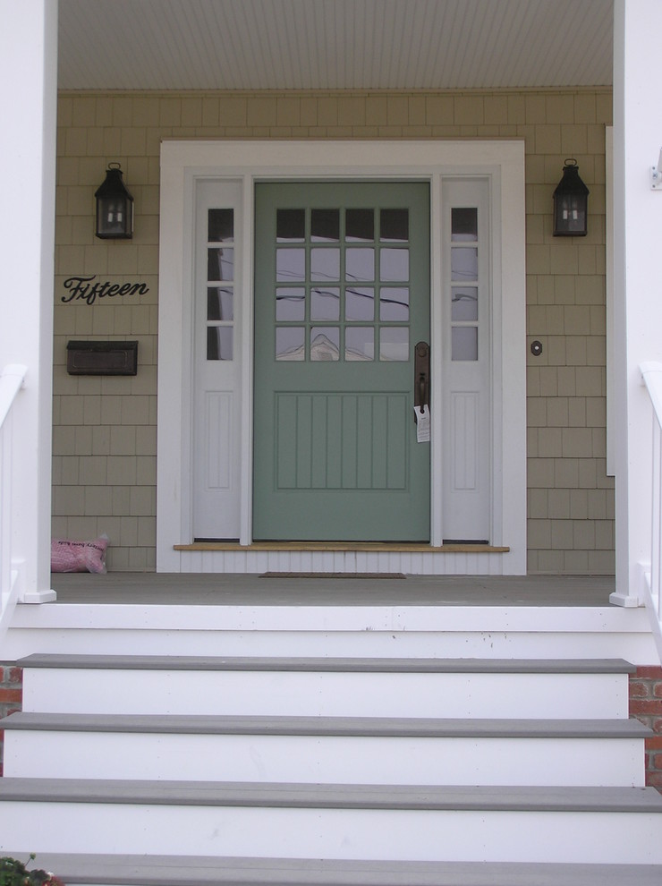 Diseño de puerta principal costera de tamaño medio con paredes beige, puerta simple y puerta de vidrio