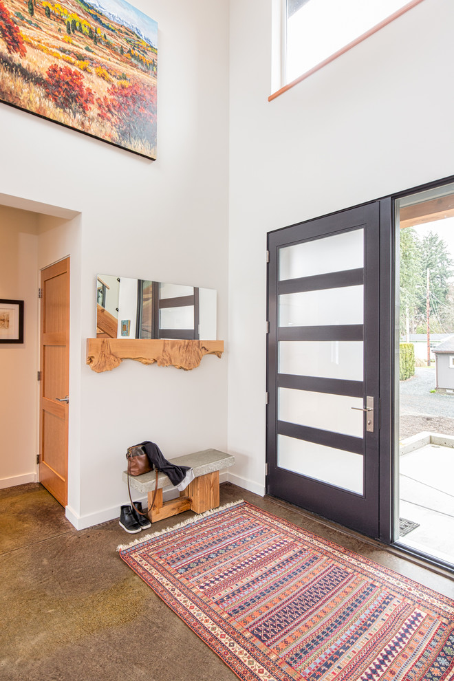 Свежая идея для дизайна: входная дверь среднего размера в современном стиле с белыми стенами, бетонным полом, одностворчатой входной дверью, черной входной дверью и серым полом - отличное фото интерьера