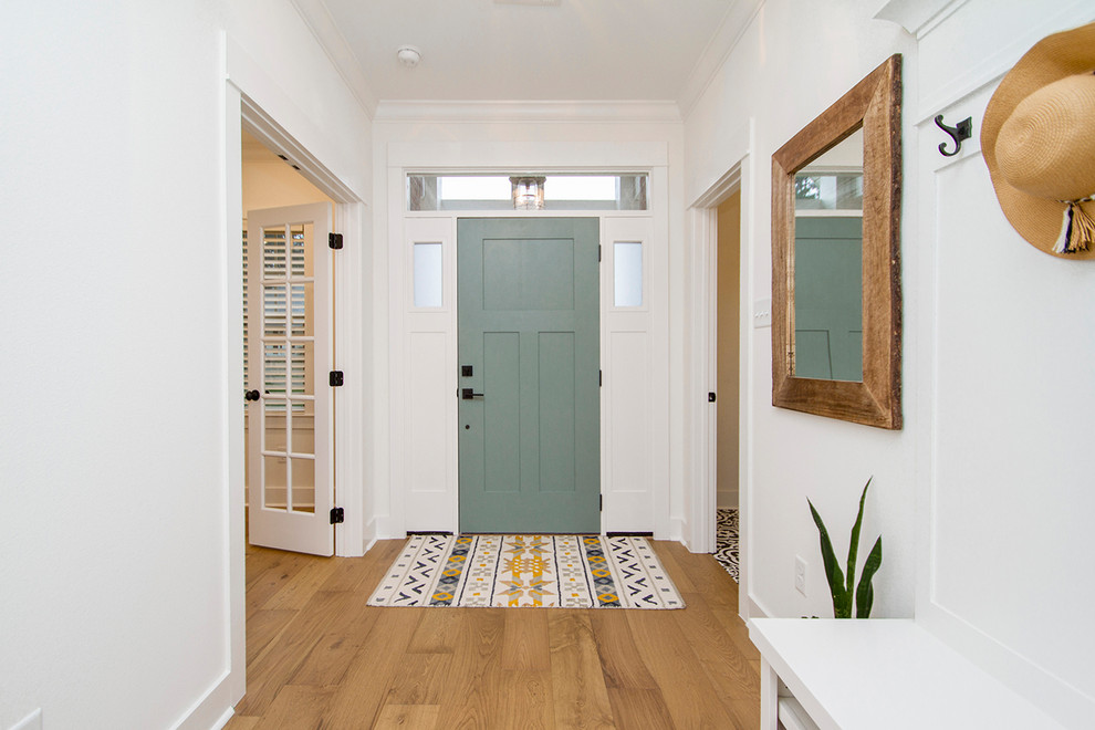 Свежая идея для дизайна: узкая прихожая в морском стиле с белыми стенами, светлым паркетным полом, одностворчатой входной дверью, зеленой входной дверью и бежевым полом - отличное фото интерьера