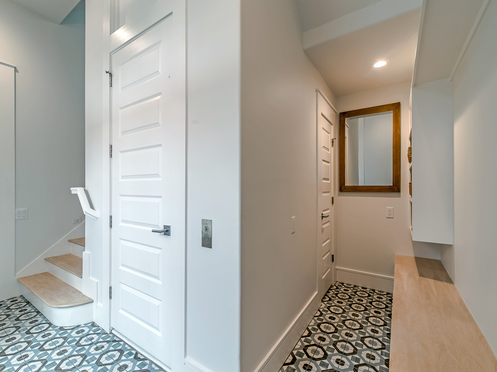 Стильный дизайн: вестибюль среднего размера в морском стиле с серыми стенами, полом из керамической плитки, двустворчатой входной дверью, белой входной дверью и разноцветным полом - последний тренд