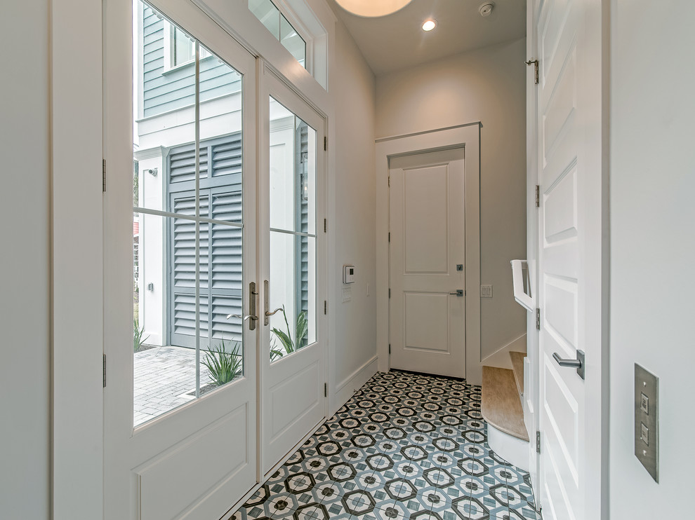 Mittelgroßer Maritimer Eingang mit Vestibül, grauer Wandfarbe, Keramikboden, Doppeltür, weißer Haustür und buntem Boden in Houston