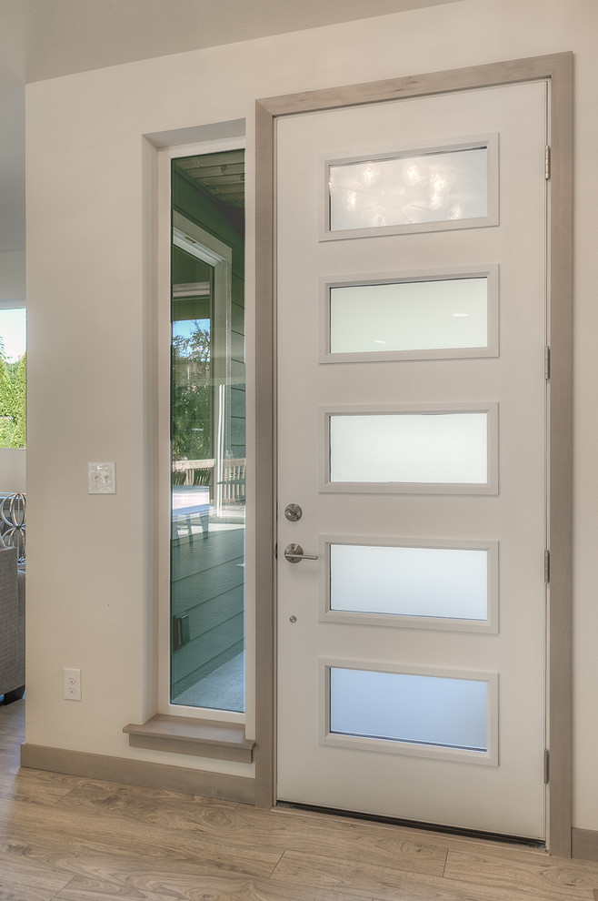 Foto de puerta principal contemporánea de tamaño medio con paredes blancas, suelo de madera clara, puerta simple, puerta blanca y suelo gris