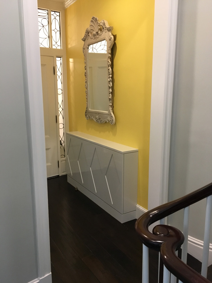 Источник вдохновения для домашнего уюта: маленькое фойе со шкафом для обуви в стиле фьюжн с желтыми стенами, темным паркетным полом, одностворчатой входной дверью и коричневым полом для на участке и в саду