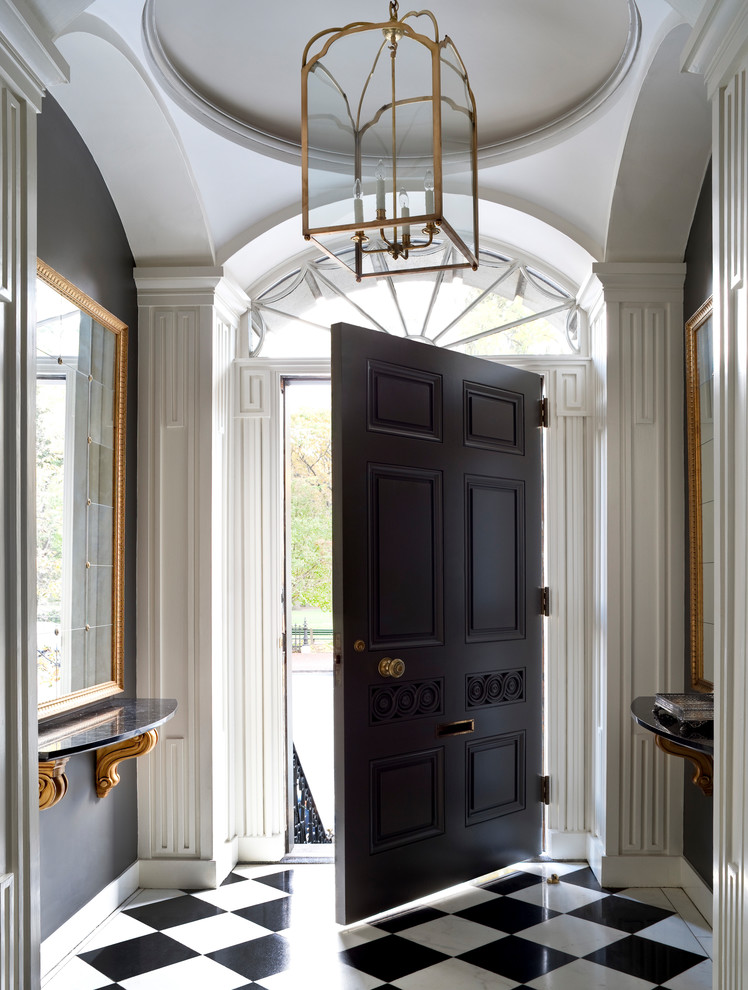 На фото: входная дверь в классическом стиле с серыми стенами, одностворчатой входной дверью, черной входной дверью и разноцветным полом