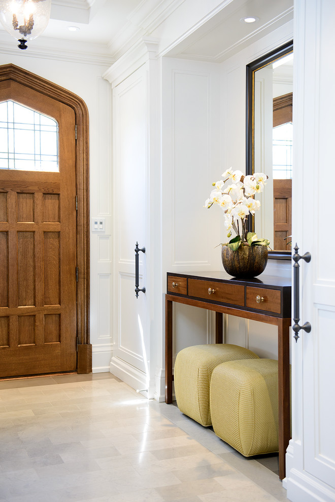 Свежая идея для дизайна: большая входная дверь в стиле неоклассика (современная классика) с серыми стенами, мраморным полом, одностворчатой входной дверью и коричневой входной дверью - отличное фото интерьера