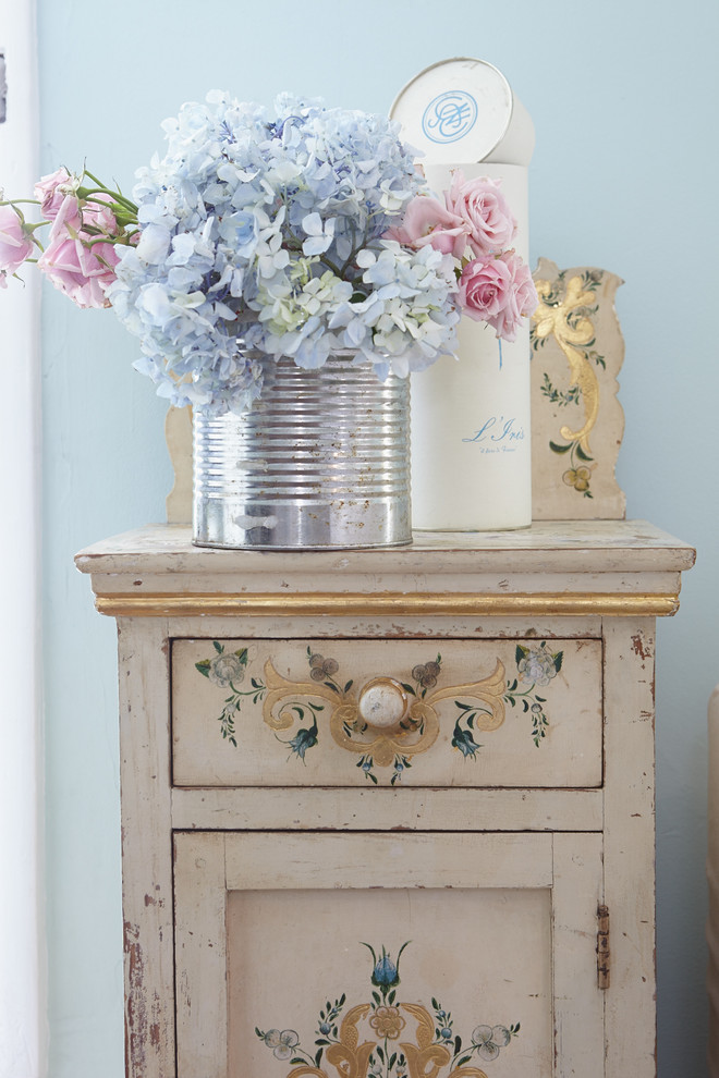 Foto di una porta d'ingresso stile shabby con pareti blu