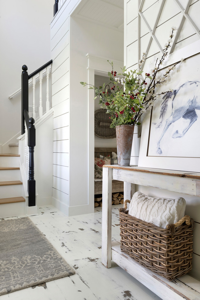 Landhausstil Haustür mit weißer Wandfarbe, gebeiztem Holzboden und weißem Boden in Minneapolis