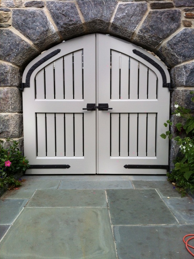 Foto de vestíbulo posterior de estilo americano con suelo de piedra caliza, puerta doble y puerta blanca