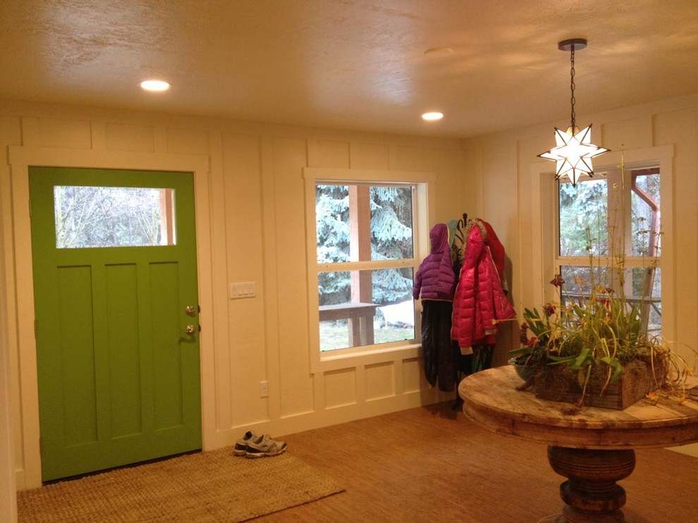 Стильный дизайн: фойе среднего размера в стиле кантри с белыми стенами, ковровым покрытием, одностворчатой входной дверью, зеленой входной дверью и коричневым полом - последний тренд