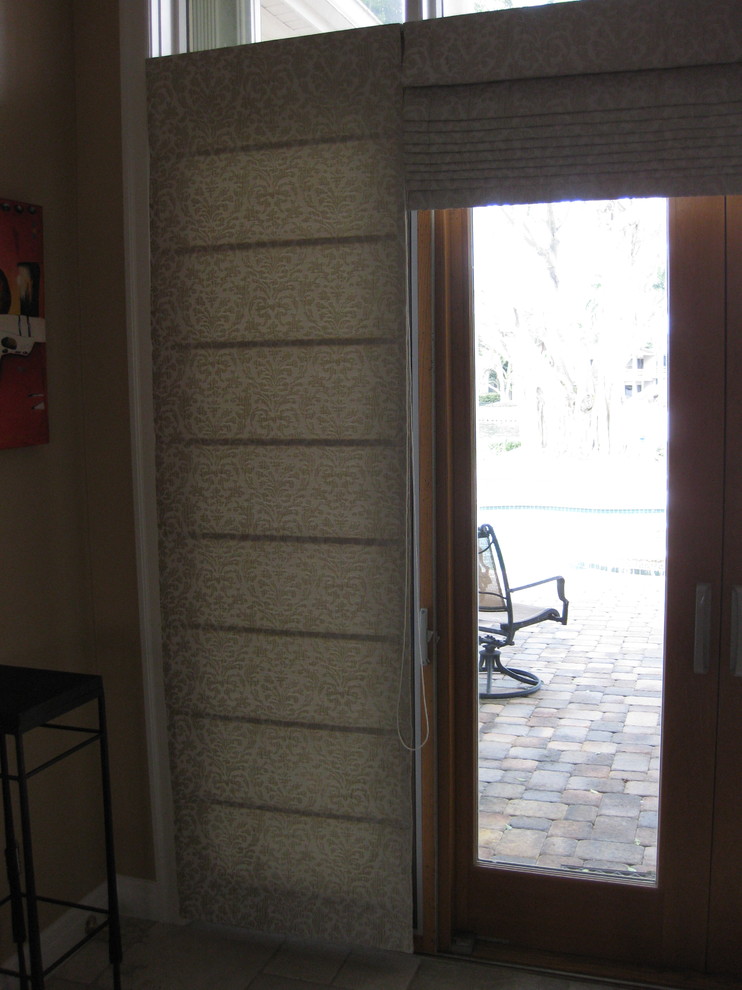 タンパにあるエクレクティックスタイルのおしゃれな玄関ドア (ベージュの壁、磁器タイルの床) の写真