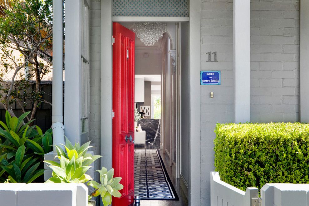 Modernes Foyer mit grauer Wandfarbe, dunklem Holzboden, Einzeltür, roter Haustür und schwarzem Boden in Sydney