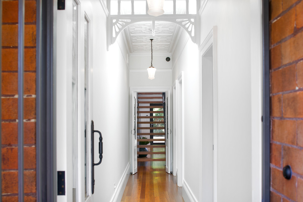 Modernes Foyer mit weißer Wandfarbe, hellem Holzboden, Einzeltür, weißer Haustür und braunem Boden in Sydney