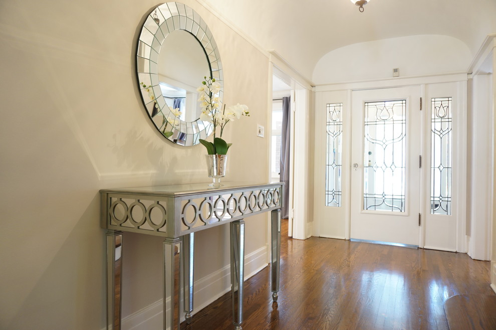 Foto de hall tradicional renovado grande con paredes beige, suelo de madera en tonos medios, puerta simple y puerta blanca
