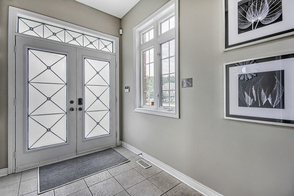 Inspiration pour une porte d'entrée traditionnelle de taille moyenne avec un mur gris, une porte double et une porte blanche.
