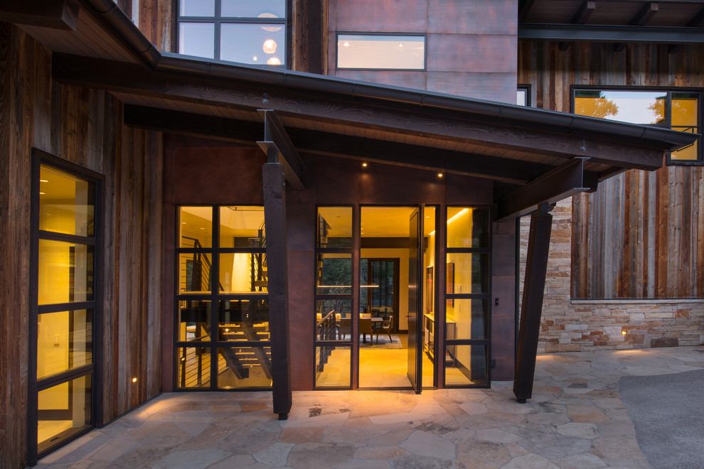 Mittelgroßes Rustikales Foyer mit bunten Wänden, Drehtür, Haustür aus Metall und beigem Boden in Denver