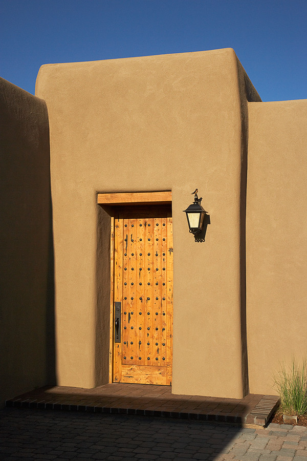 Mittelgroßer Mediterraner Eingang mit Einzeltür und heller Holzhaustür in Albuquerque