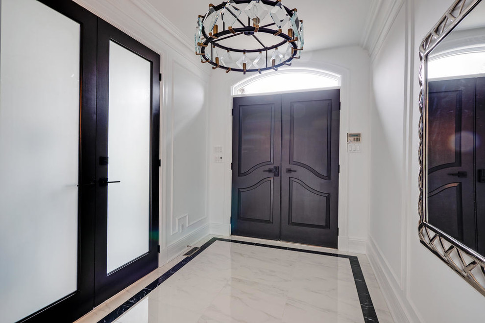 Exempel på en mellanstor modern ingång och ytterdörr, med vita väggar, marmorgolv, en dubbeldörr, en brun dörr och vitt golv