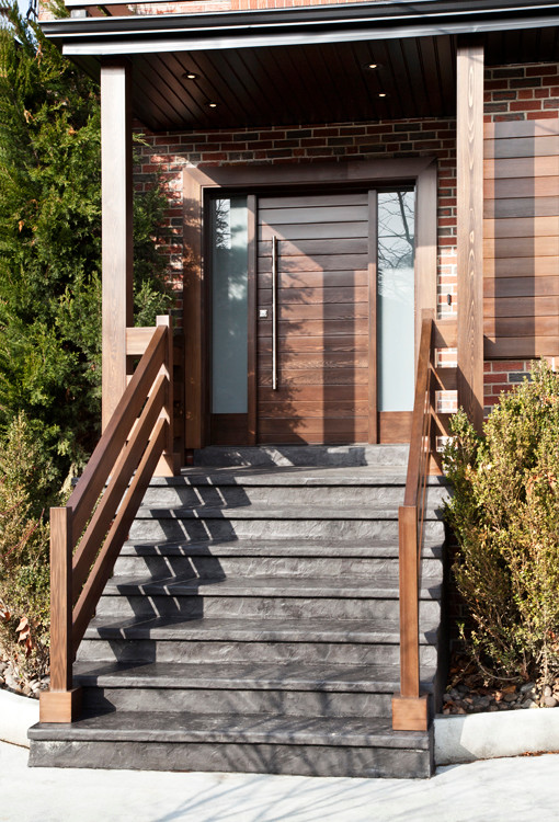 Idee per una porta d'ingresso minimalista di medie dimensioni con una porta singola e una porta in legno scuro