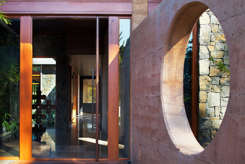 Asiatische Haustür mit grauer Wandfarbe, Travertin, Drehtür und hellbrauner Holzhaustür in Perth