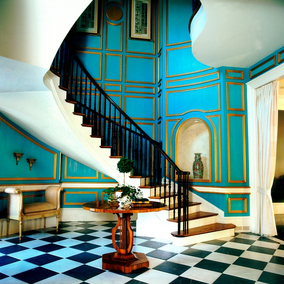 Exemple d'un grand hall d'entrée chic avec un mur bleu, un sol en marbre, une porte simple et une porte en bois foncé.