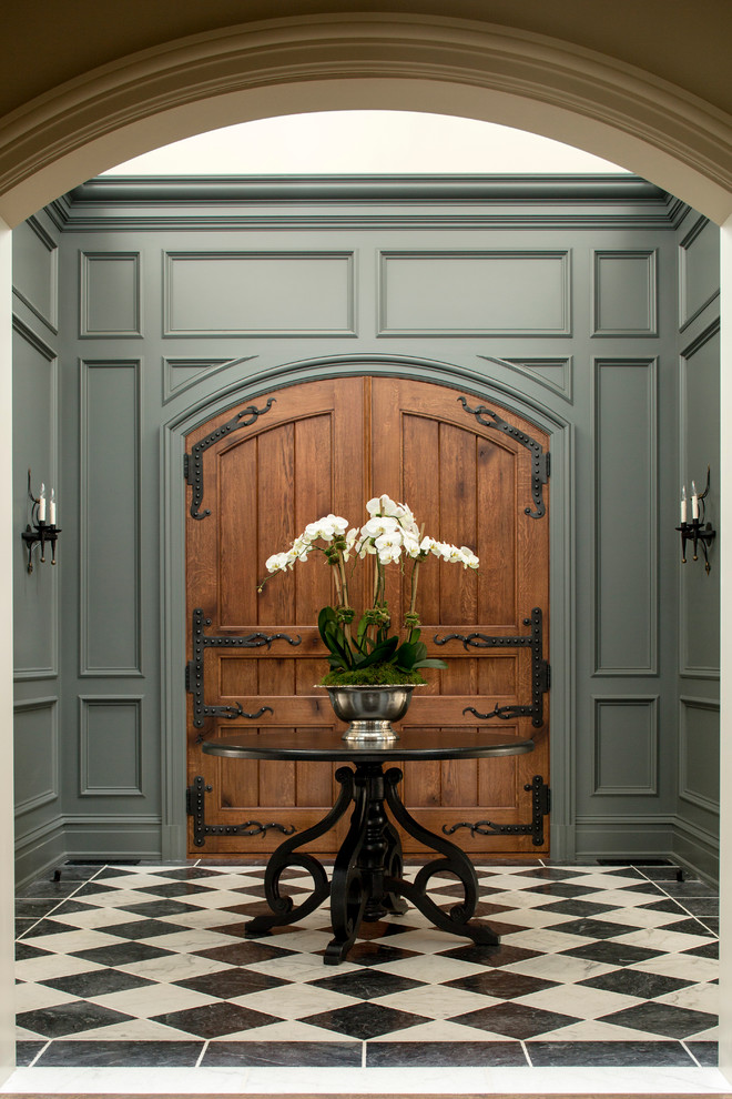Modelo de puerta principal tradicional con puerta doble, puerta de madera en tonos medios y paredes grises