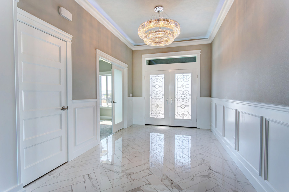 Ispirazione per un corridoio tradizionale di medie dimensioni con pareti grigie, pavimento in marmo, una porta a due ante, una porta bianca e pavimento bianco