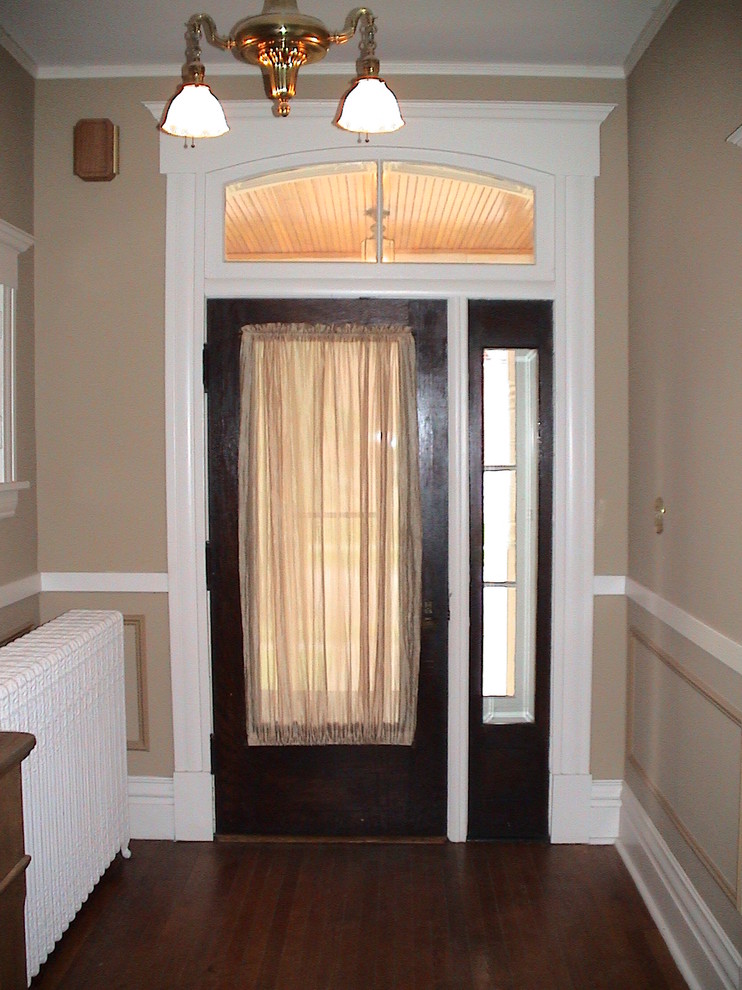 Example of a classic entryway design in Chicago