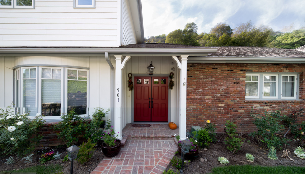 Mittelgroße Landhaus Haustür mit weißer Wandfarbe, Doppeltür und roter Haustür in Los Angeles