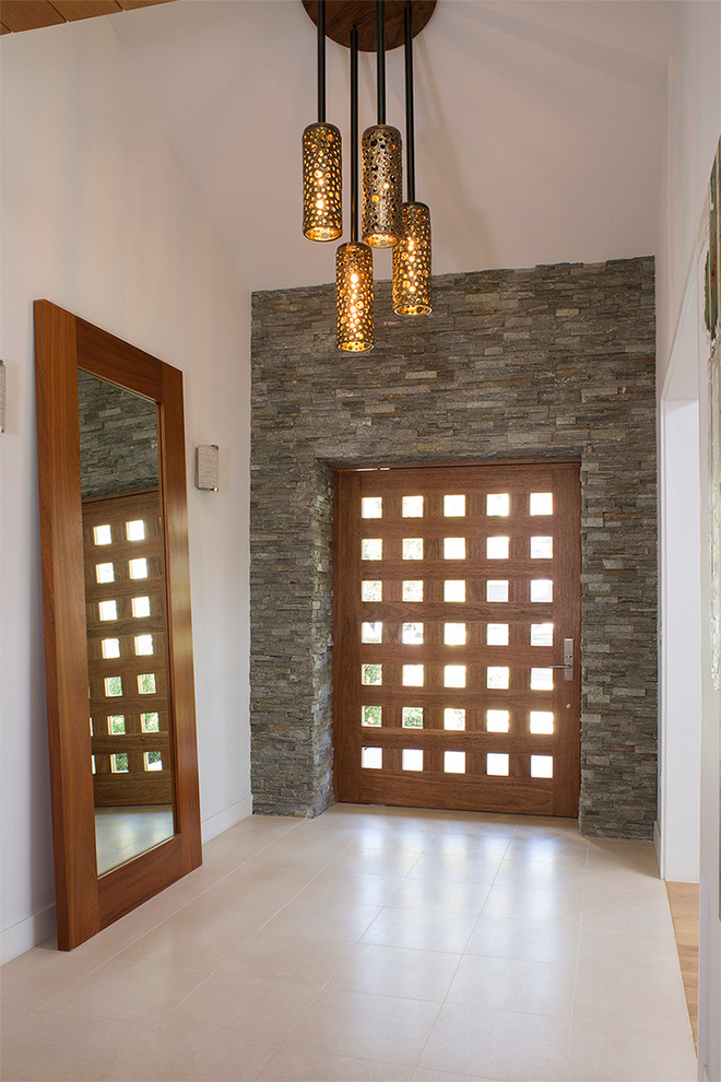 Foto di un ingresso minimalista con pareti bianche, pavimento con piastrelle in ceramica e una porta singola