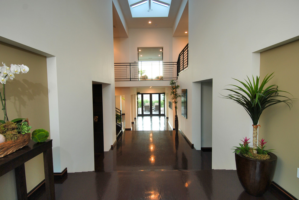 This is an example of a modern entrance in Los Angeles.