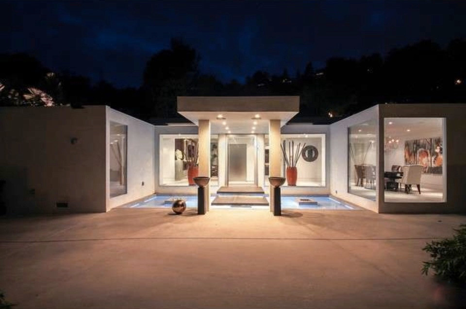 Design ideas for a small modern entrance in Los Angeles.