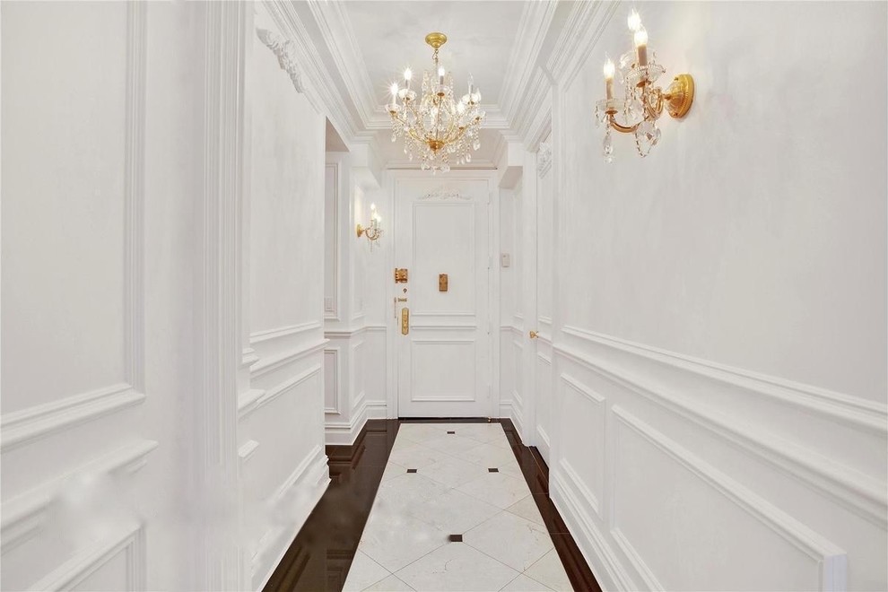 Ejemplo de puerta principal actual grande con paredes blancas, suelo de mármol, puerta simple y puerta blanca